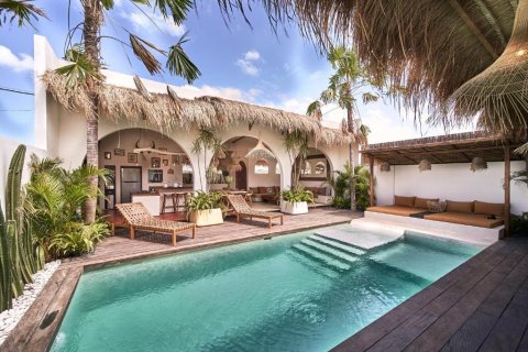 3 bedrooms Villa in Kerobokan, Badung, Indonesia No. 9284
