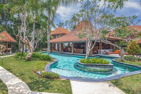 4 bedrooms Villa in Seminyak, Badung, Indonesia No. 738 2