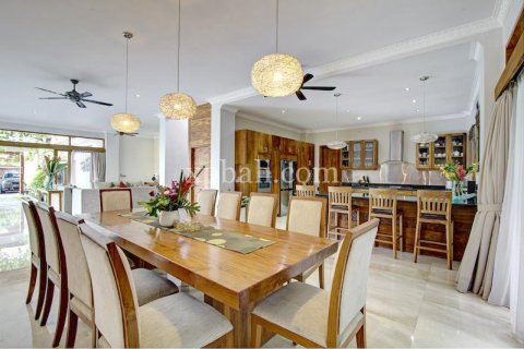 4 bedrooms Villa in Seminyak, Badung, Indonesia No. 145 8