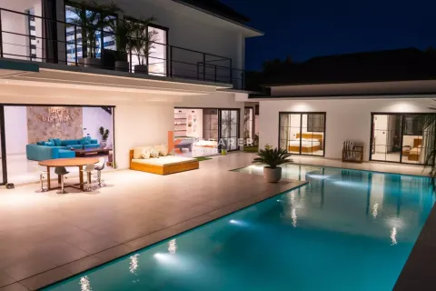 4 bedrooms Villa in Seminyak, Badung, Indonesia No. 12785