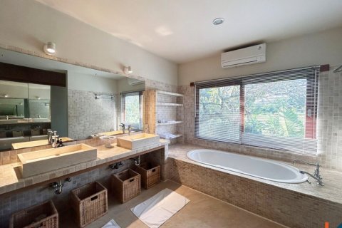 5 bedrooms Villa in Tibubeneng, Badung, Indonesia No. 11485 4