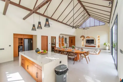 4 bedrooms Villa in Tibubeneng, Badung, Indonesia No. 13149 6
