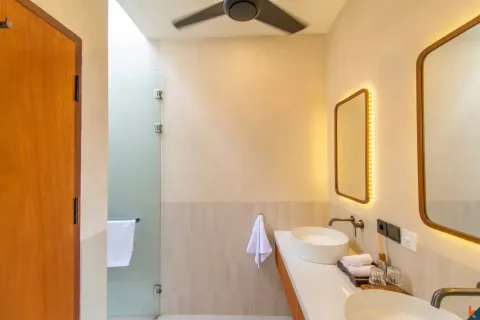 4 bedrooms Villa in Tibubeneng, Badung, Indonesia No. 13149 16