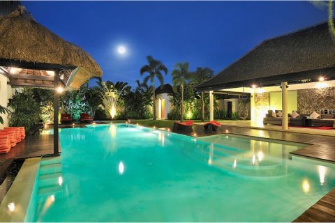4 bedrooms Villa in Seminyak, Badung, Indonesia No. 922 11