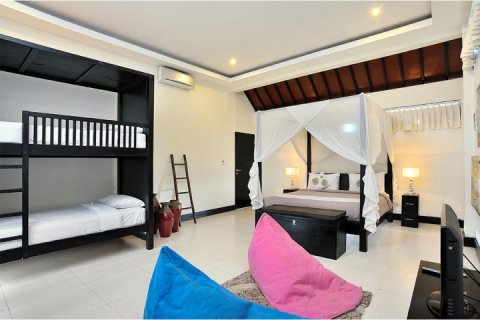 4 bedrooms Villa in Seminyak, Badung, Indonesia No. 922 6