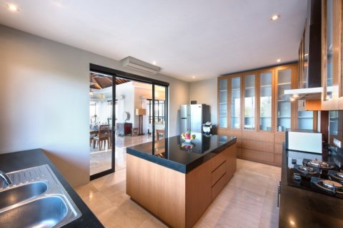 4 bedrooms Villa in South Kuta, Badung, Indonesia No. 905 6