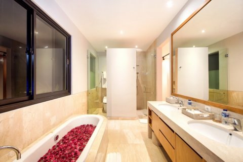 4 bedrooms Villa in South Kuta, Badung, Indonesia No. 905 12
