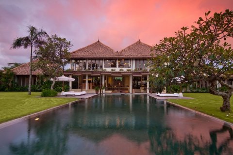 4 bedrooms Villa in Canggu, Badung, Indonesia No. 903 2