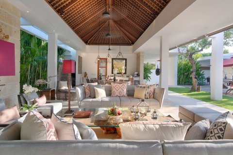 5 bedrooms Villa in Seminyak, Badung, Indonesia No. 10054 4