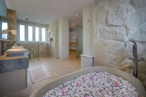 4 bedrooms Villa in Kuta, Badung, Indonesia No. 10573 14