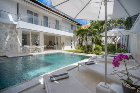 4 bedrooms Villa in Kuta, Badung, Indonesia No. 10573