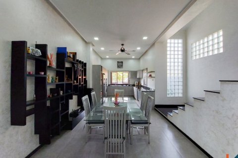 4 bedrooms Villa in South Kuta, Badung, Indonesia No. 11602 15