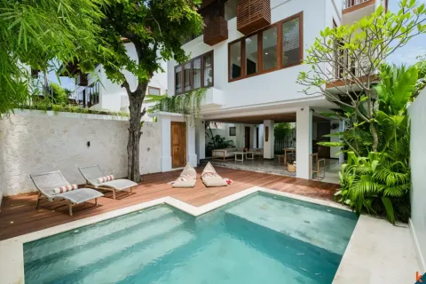 3 bedrooms Villa in Kuta, Badung, Indonesia No. 10475