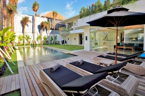 3 bedrooms Villa in Seminyak, Badung, Indonesia No. 1071 2