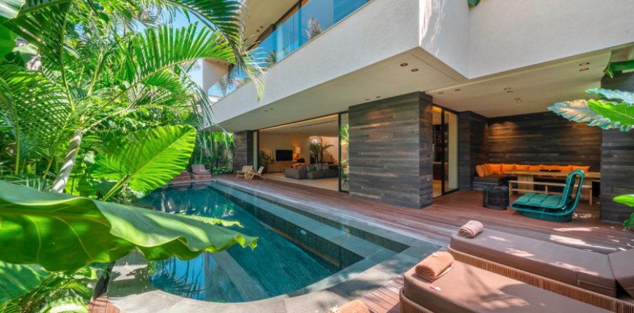 4 bedrooms Villa in Canggu, Badung, Indonesia No. 9062