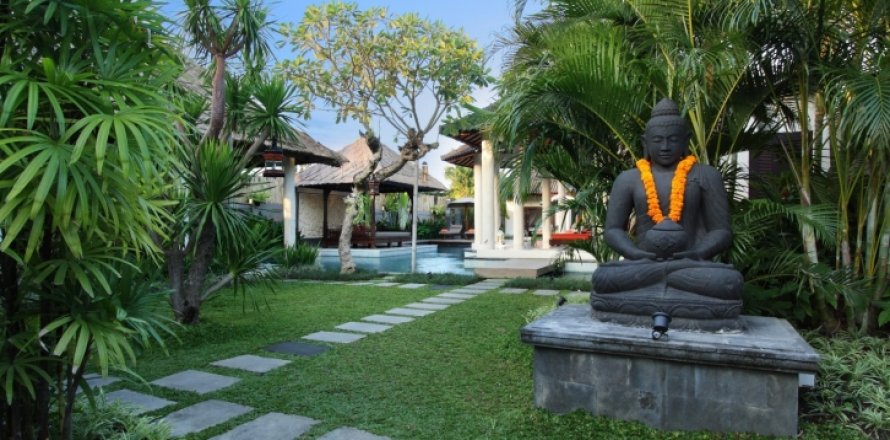 3 bedrooms Villa in Seminyak, Badung, Indonesia No. 1080