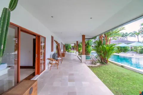 5 bedrooms Villa in Tibubeneng, Badung, Indonesia No. 10554 12