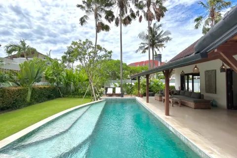 3 bedrooms Villa in Tibubeneng, Badung, Indonesia No. 10242