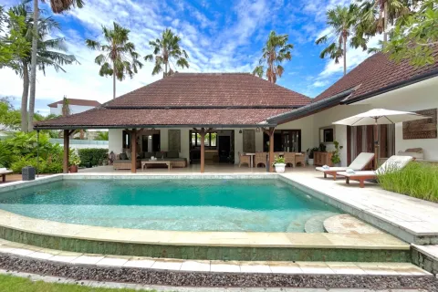 3 bedrooms Villa in Tibubeneng, Badung, Indonesia No. 10242 2
