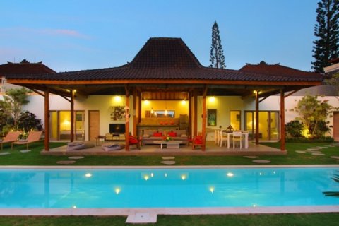 4 bedrooms Villa in Seminyak, Badung, Indonesia No. 1112 3