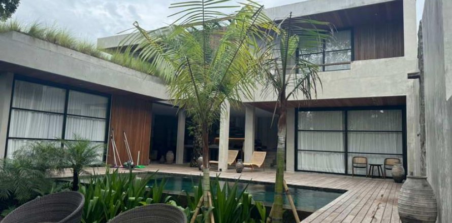 3 bedrooms Villa in Kerobokan, Badung, Indonesia No. 8954