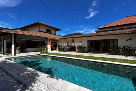 4 bedrooms Villa in Seminyak, Badung, Indonesia No. 11976