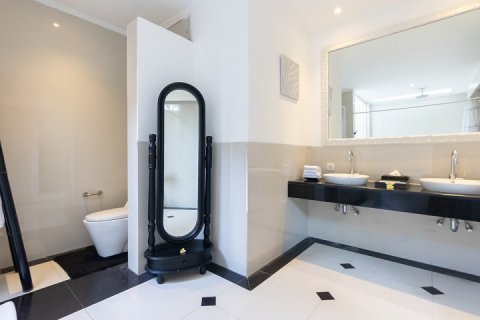 2 bedrooms Villa in Seminyak, Badung, Indonesia No. 8505 11