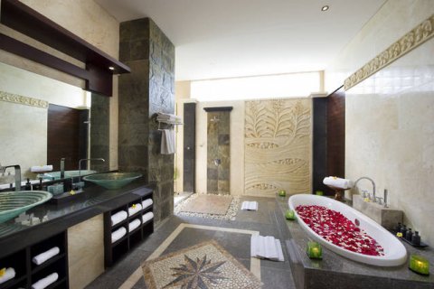 5 bedrooms Villa in Seminyak, Badung, Indonesia No. 704 3