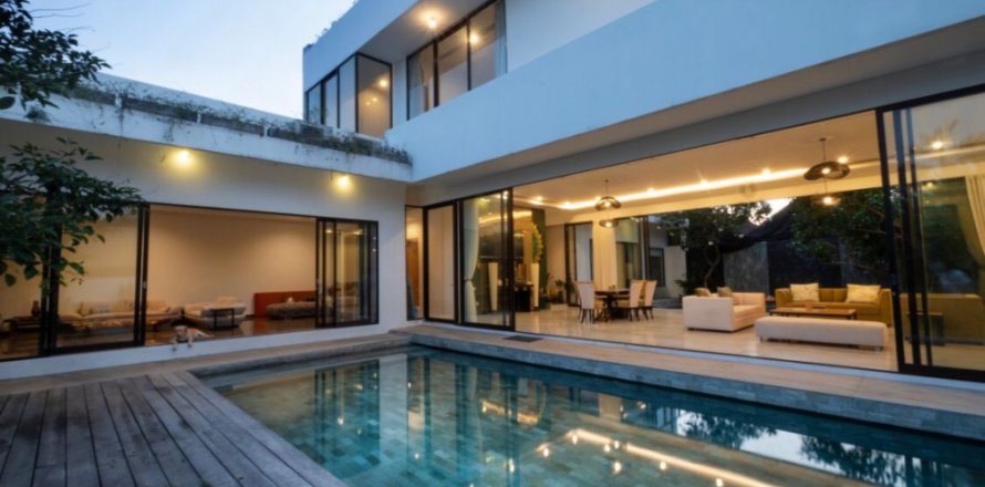 4 bedrooms Villa in Kerobokan, Badung, Indonesia No. 10909