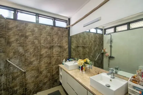 5 bedrooms Villa in Kerobokan, Badung, Indonesia No. 10201 12