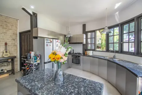 5 bedrooms Villa in Kerobokan, Badung, Indonesia No. 10201 9