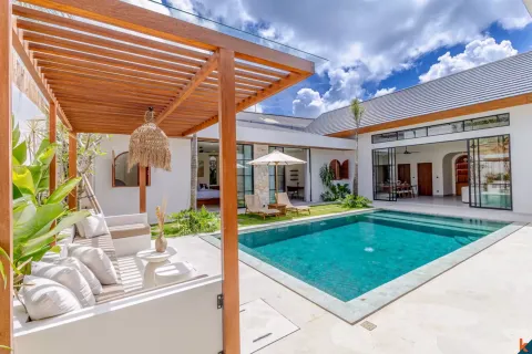 4 bedrooms Villa in Tibubeneng, Badung, Indonesia No. 10192 2