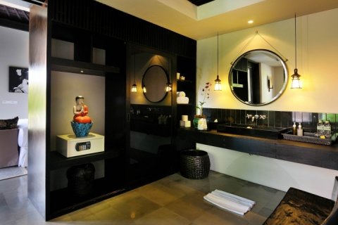4 bedrooms Villa in Seminyak, Badung, Indonesia No. 932 16