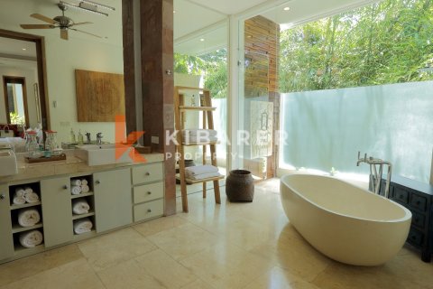 5 bedrooms Villa in Canggu, Badung, Indonesia No. 12882 16