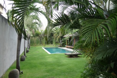 5 bedrooms Villa in Seminyak, Badung, Indonesia No. 772 11
