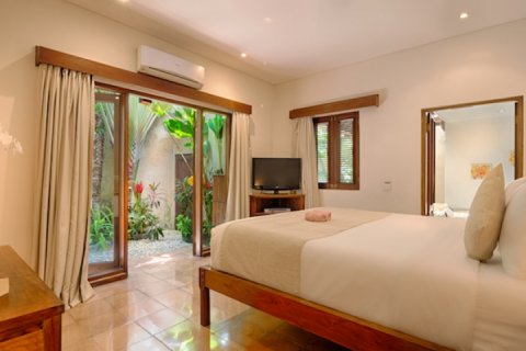 3 bedrooms Villa in Seminyak, Badung, Indonesia No. 984 12