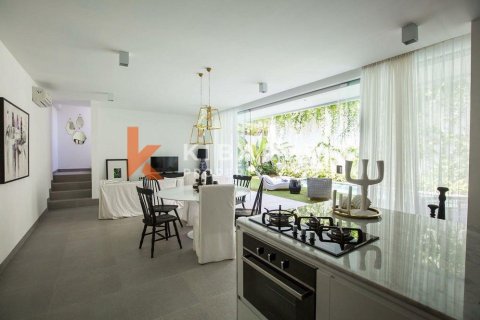 3 bedrooms Villa in Tibubeneng, Badung, Indonesia No. 12799 2