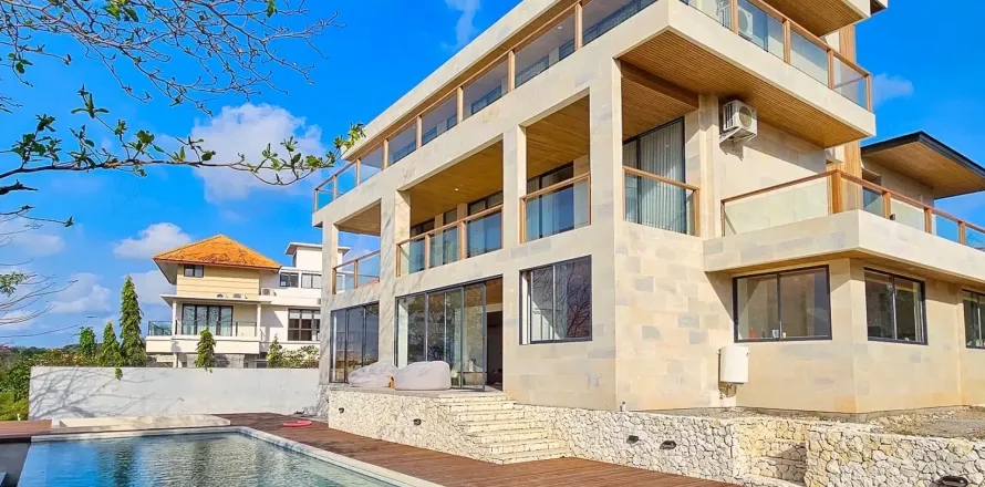 4 bedrooms Villa in South Kuta, Badung, Indonesia No. 10775