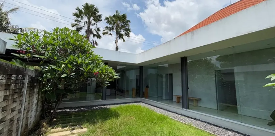 4 bedrooms Villa in Gianyar, Indonesia No. 11021