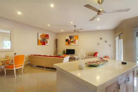6 bedrooms Villa in Seminyak, Badung, Indonesia No. 1359 5