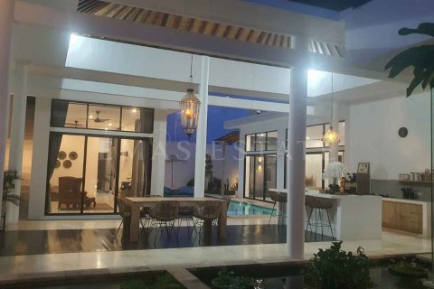 4 bedrooms Villa in Kuta, Badung, Indonesia No. 1865 12