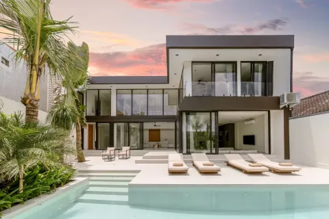 4 bedrooms Villa in Seminyak, Badung, Indonesia No. 10280