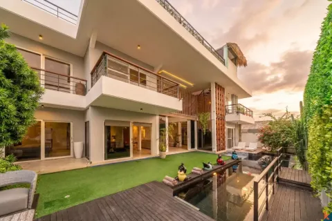 4 bedrooms Villa in Denpasar, Indonesia No. 10355