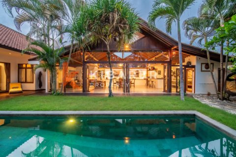 3 bedrooms Villa in Kerobokan, Badung, Indonesia No. 11812
