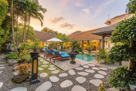 3 bedrooms Villa in Kerobokan, Badung, Indonesia No. 10369
