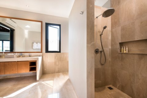 4 bedrooms Villa in South Kuta, Badung, Indonesia No. 906 21