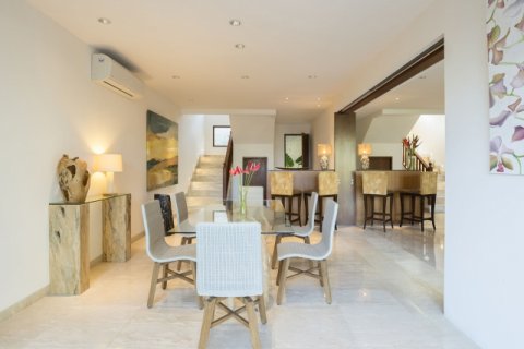 5 bedrooms Villa in South Kuta, Badung, Indonesia No. 776 7