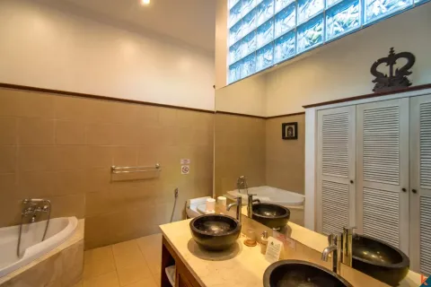 4 bedrooms Villa in Seminyak, Badung, Indonesia No. 10256 28
