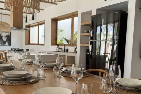 4 bedrooms Villa in South Kuta, Badung, Indonesia No. 8611 4