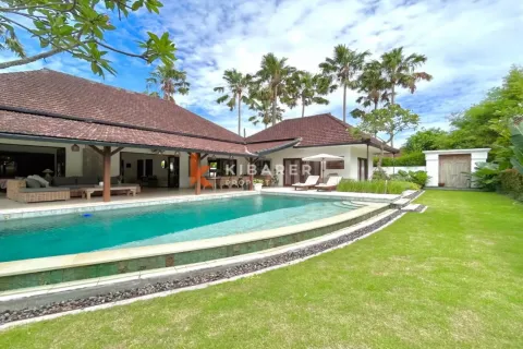 3 bedrooms Villa in Tibubeneng, Badung, Indonesia No. 12111 3